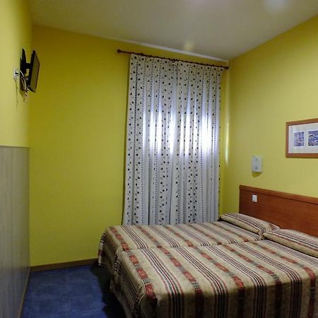 Hostal Los Claveles Torrejón de Ardoz Dış mekan fotoğraf
