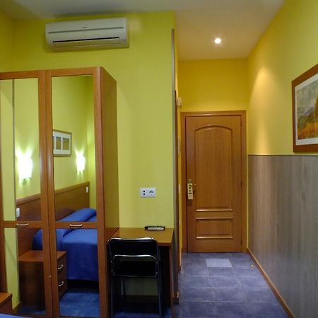 Hostal Los Claveles Torrejón de Ardoz Dış mekan fotoğraf