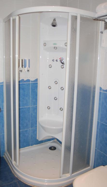 Hostal Los Claveles Torrejón de Ardoz Dış mekan fotoğraf