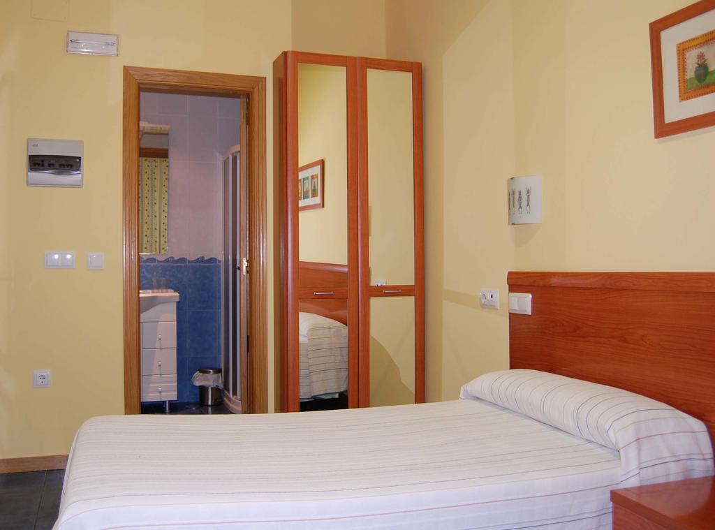 Hostal Los Claveles Torrejón de Ardoz Dış mekan fotoğraf