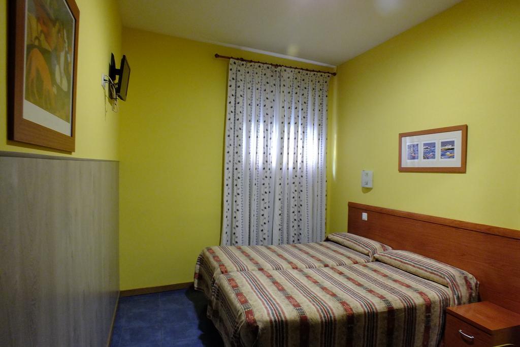 Hostal Los Claveles Torrejón de Ardoz Dış mekan fotoğraf