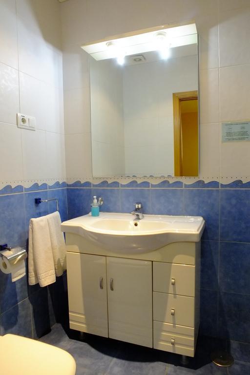 Hostal Los Claveles Torrejón de Ardoz Dış mekan fotoğraf