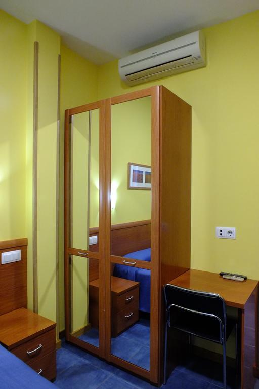 Hostal Los Claveles Torrejón de Ardoz Dış mekan fotoğraf