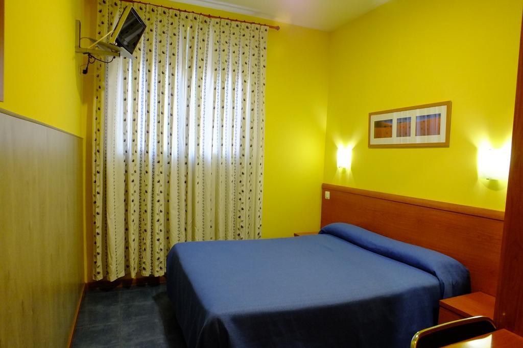 Hostal Los Claveles Torrejón de Ardoz Dış mekan fotoğraf