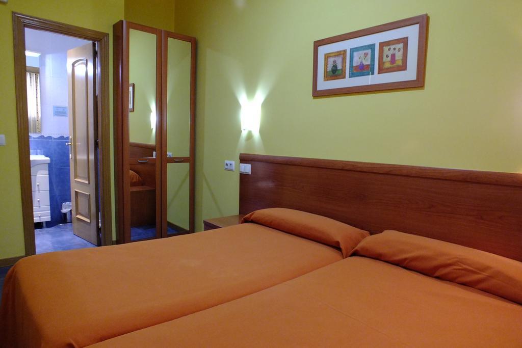 Hostal Los Claveles Torrejón de Ardoz Dış mekan fotoğraf