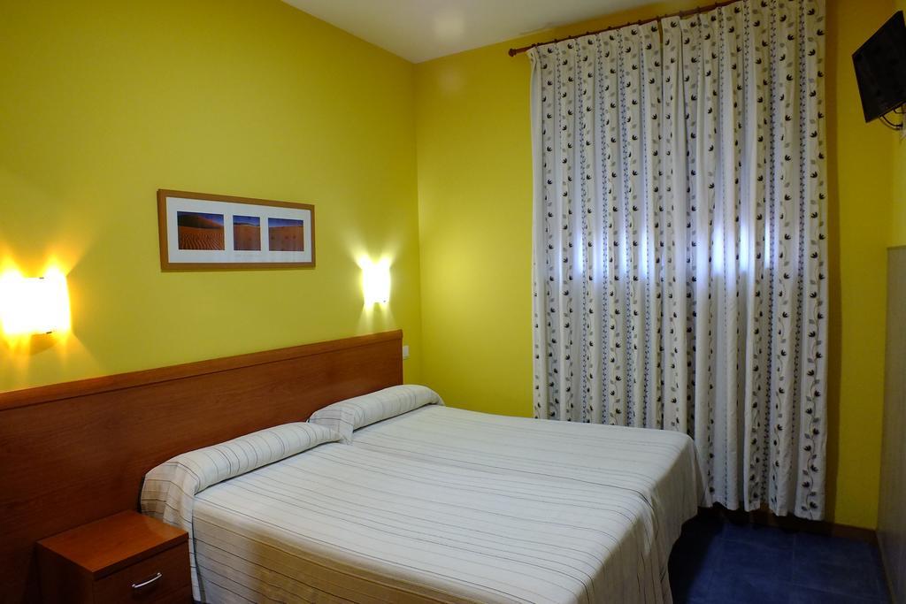 Hostal Los Claveles Torrejón de Ardoz Dış mekan fotoğraf