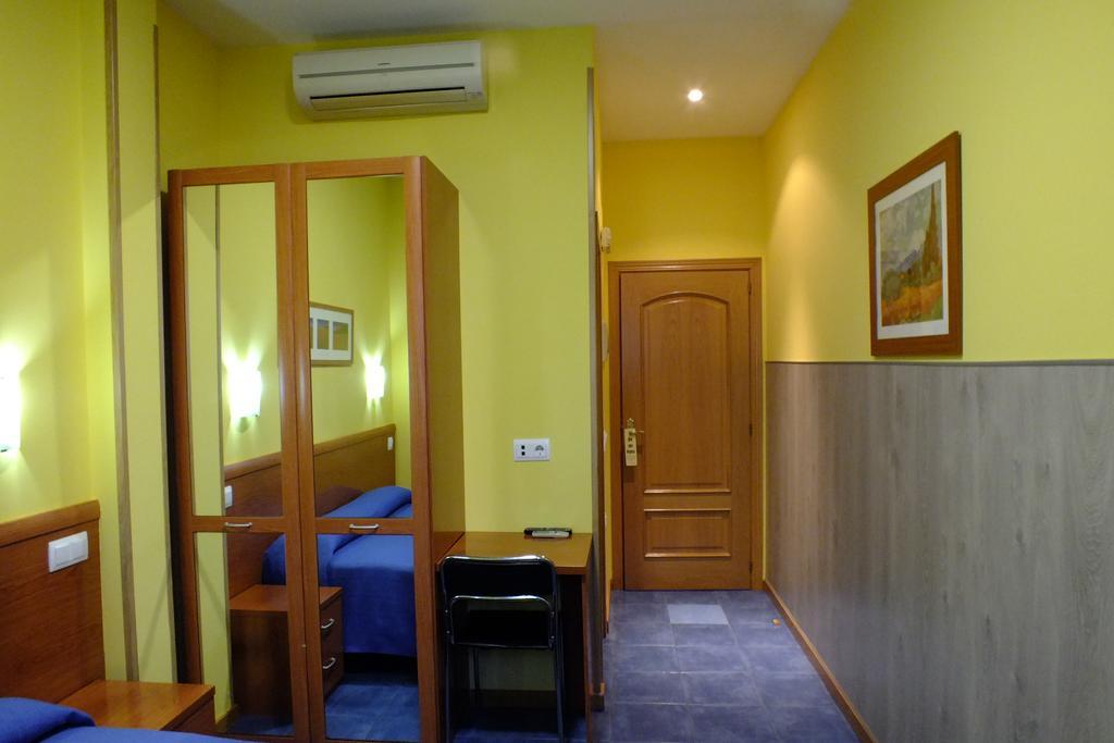Hostal Los Claveles Torrejón de Ardoz Dış mekan fotoğraf